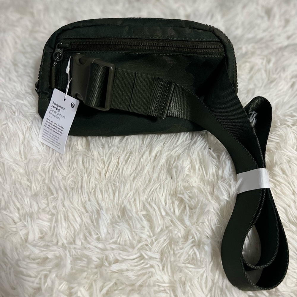 Lululemon Everywhere Belt Bag - Picture 3 of 4